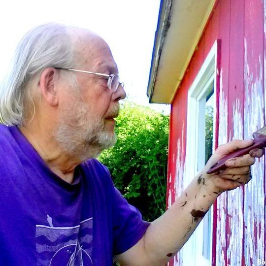 picture of Bob Bittner paintng staion